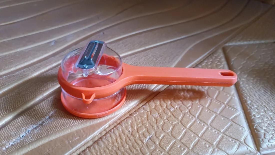 🥕 Peeler with Storage Box – Handy Vegetable & Fruit Peeler with Convenient Storage (Pack of 1)
